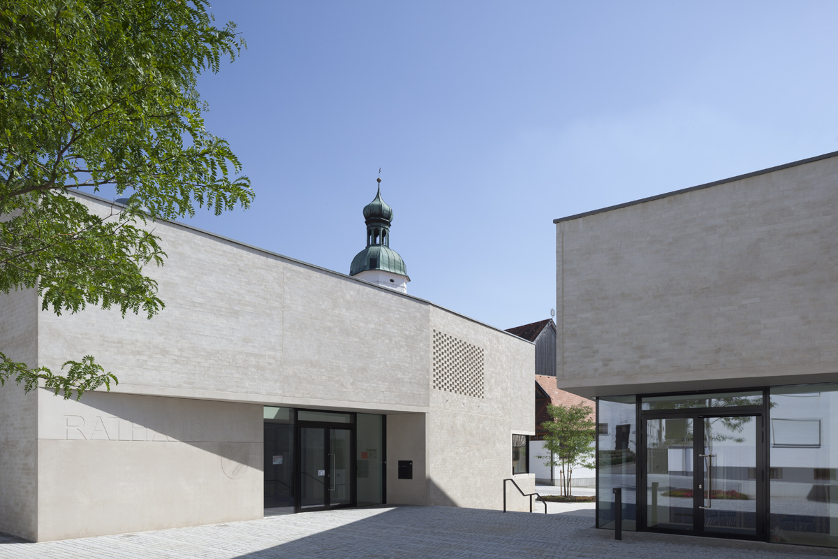 Rathaus der Gemeinde Wettstetten mit Kirchturm im Hintergrund